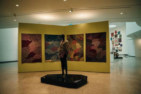 A Beginner’s Guide to Hybrid Art Exhibition Setup: Planning, Technology, and Execution